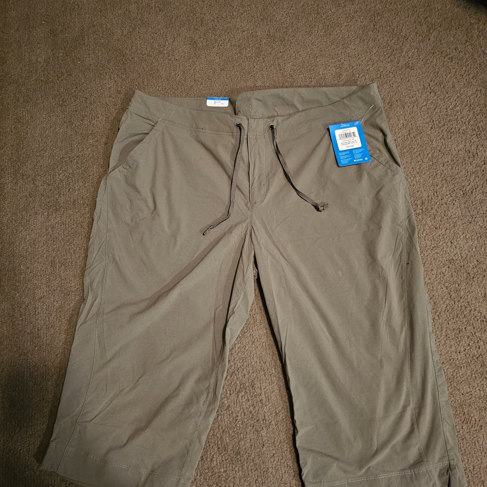 Columbia Women's Capris in Olive